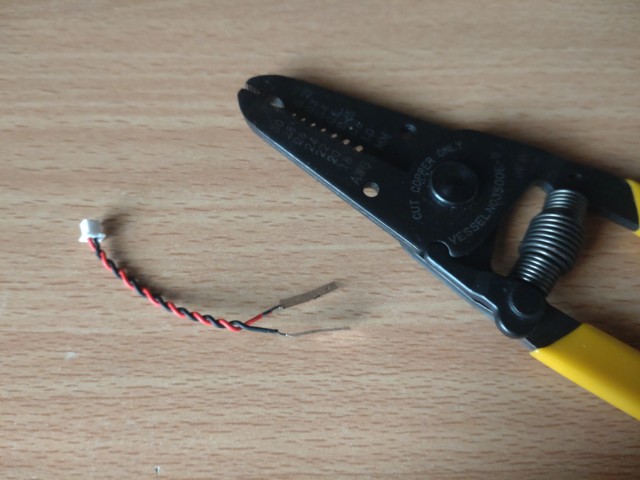 もともとCMOS用コイン電池についていたコネクタ端子。ワイヤストリッパ。