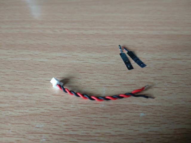 コイン電池側の端子を切り取り、先端の被覆を剥いた様子。