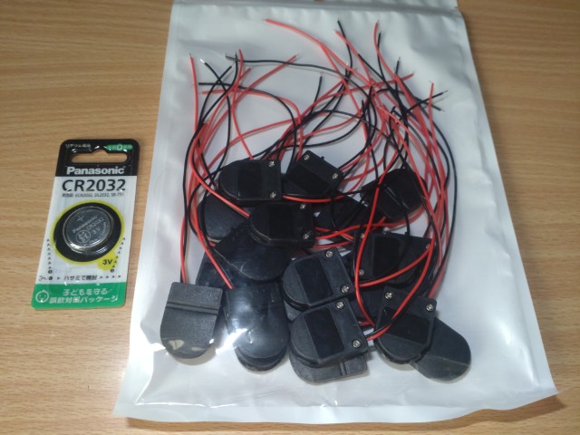 用意したコイン電池ホルダとコイン電池CR2032